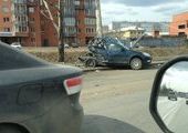 В Красноярске "Шкоду" разорвало от столкновения с КАМАЗом и столбом, водитель погиб