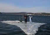 На Красноярском море спасатели сняли двух рыбаков с оторвавшейся льдины