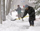 Красноярские студенты чистят снег пенсионерам