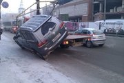 В Красноярске при эвакуации уронили внедорожник
