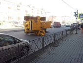 В Красноярске на правобережье с тягача упал трактор