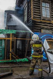 В Красноярске продолжают гореть старые дома