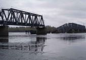 Военные возведут временную переправу вместо рухнувшего в реку Абакан моста
