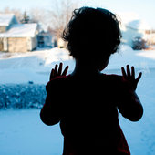 Годовалый ребенок замерз на крыльце своего дома