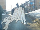 В центре Красноярска грузовик растерял доски