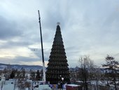 Заканчивается монтаж главной ёлки в Красноярске
