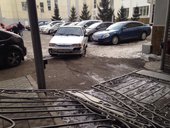 Автомобиль из Хакасии протаранил ворота в Красноярске
