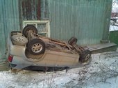 В Свердловском районе Красноярска автомобиль въехал в жилой дом