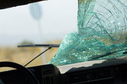 Кусок льда из кондиционера пробил лобовое стекло автомобиля