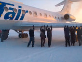 В Игарке наказаны сотрудники, допустившие буксировку самолета пассажирами