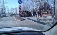Спецавтомобиль Горэлектросети перевернулся на Октябрьском мосту