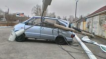 Сильный ветер в Красноярске стал причиной множества разрушений