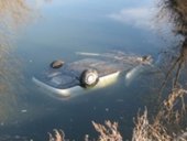 Иномарка утонула в озере - водитель погиб
