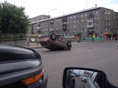В результате ДТП иномарка перевернулась в центре Красноярска
