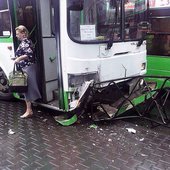 Маршрутный автобус снес ограждение на проспекте Красноярский рабочий