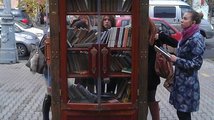 Нападению вандалов подвергся книжный шкаф на проспекте Мира