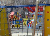 Девочка погибла во время игры на горке Красноярского производства
