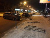 Ночью водитель иномарки врезался в припаркованные автомобили