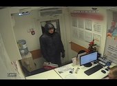 Полиция разыскивает серийного грабителя в Красноярске