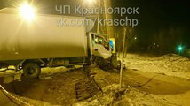 Водитель грузовика на полном ходу врезался в столб на улице Калинина